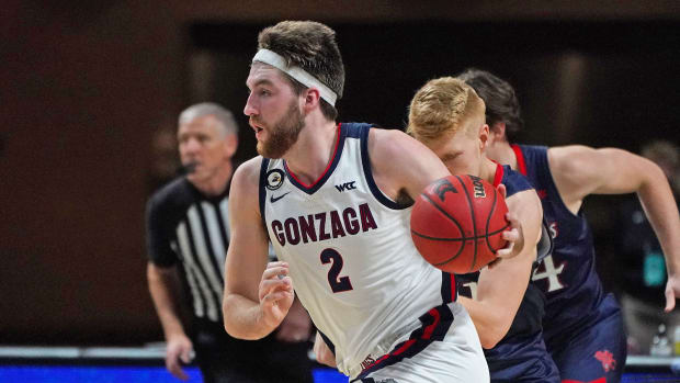 Gonzaga's Drew Timme dribbles